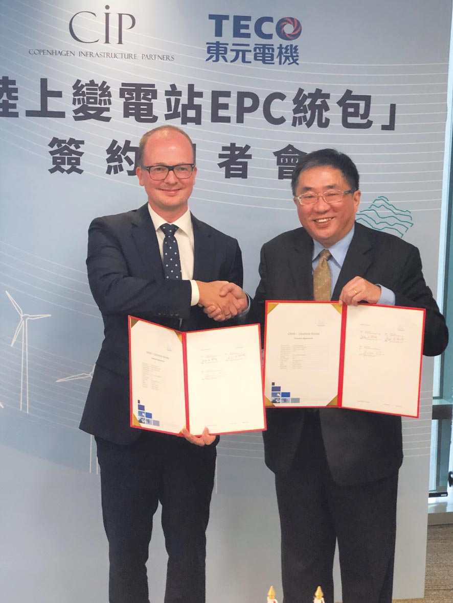 CIP臺灣區(qū)執(zhí)行長侯奕愷（左）、東元代理總經(jīng)理連昭志昨（5）日共同簽署變電站建置統(tǒng)包合約。圖／沉美幸