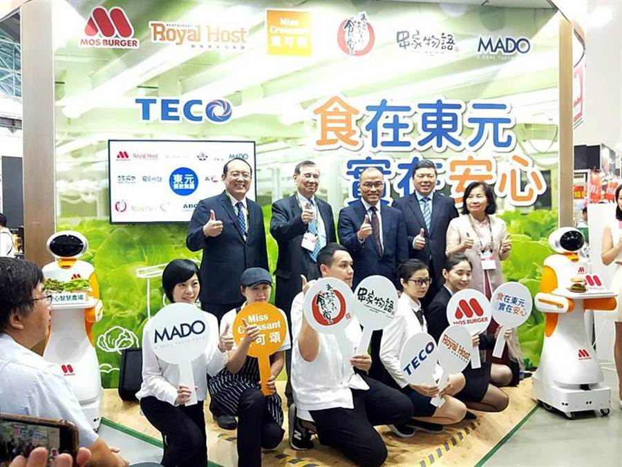 為深耕南臺(tái)灣餐飲市場(chǎng)，東元餐飲集團(tuán)今年首度集合旗下摩斯?jié)h堡、樂雅樂、蜜可頌、食堂Maido Ookini，以及串家物語(yǔ)和MADO餐飲品牌，由會(huì)長(zhǎng)黃茂雄率隊(duì)參加「2019高雄食品展」。（圖／東元餐飲集團(tuán)）&#xD;&#xA;