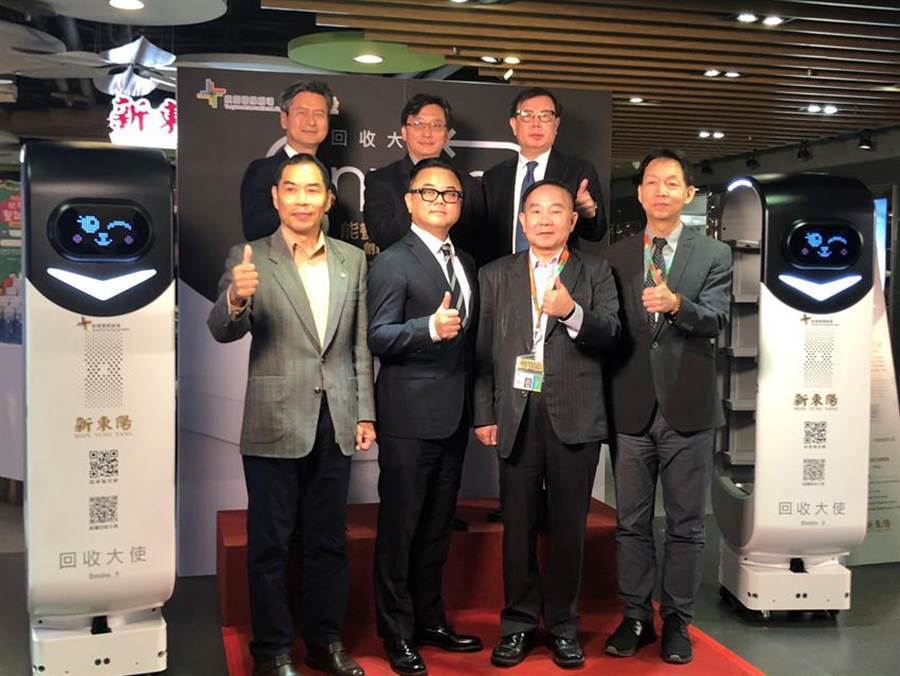 東元與新東陽合作開發(fā)國內(nèi)首臺客制化餐盤回收機器人15日正式上工，圖后排右二為東元自動化暨智能系統(tǒng)事業(yè)部協(xié)理林勝泉、新東陽總經(jīng)理麥升陽(前排左二)、桃園國際機場董事長王明德(前排右二)、總經(jīng)理林祥生。（圖／沉美幸）