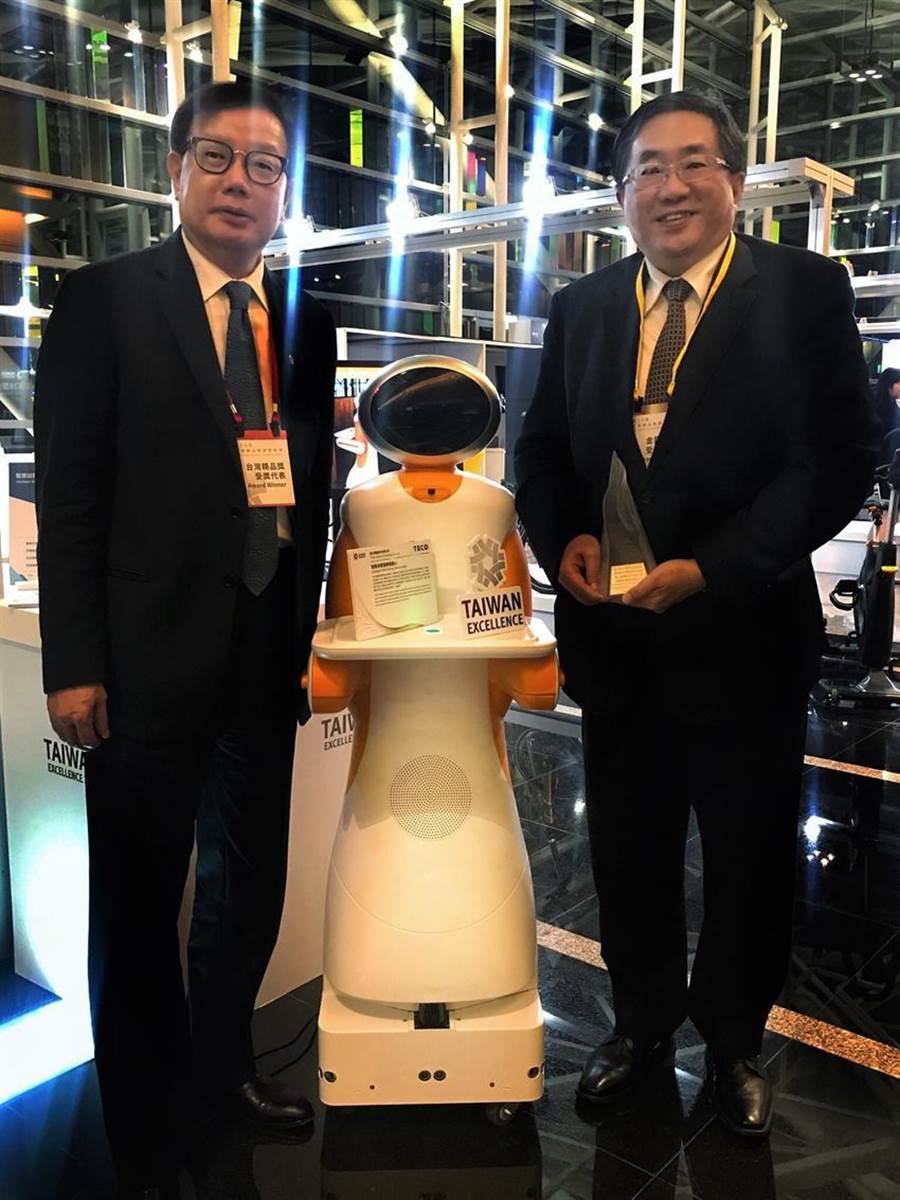 （東元電機自行開發(fā)送餐機器人27日獲頒臺灣精品獎銀質(zhì)獎，圖右為代理總經(jīng)理連昭志、左為負責(zé)開發(fā)的東元電機自動化暨智能系統(tǒng)事業(yè)部協(xié)理林勝泉。圖／業(yè)者提供）
