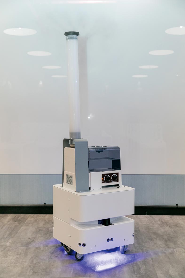 東元3日發(fā)表智慧UVC消毒防疫機(jī)器人，以3D列印技術(shù)，制作雙向360度全面向噴頭，進(jìn)行大面積的噴霧消毒。圖／東元提供