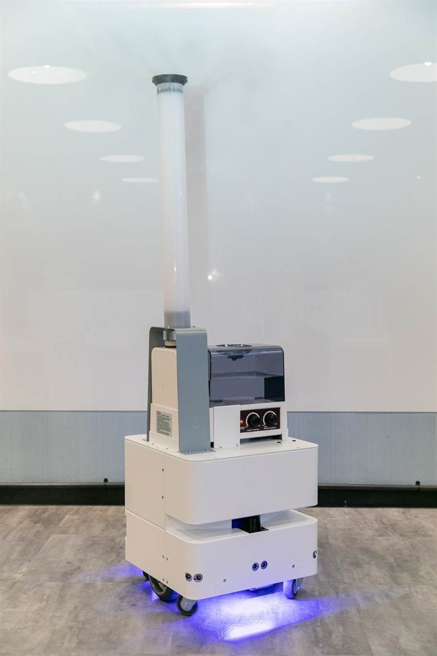 （東元3日發(fā)表智慧UVC消毒防疫機(jī)器人，以3D列印技術(shù)，制作雙向360度全面向噴頭，進(jìn)行大面積的噴霧消毒。圖／東元提供）
