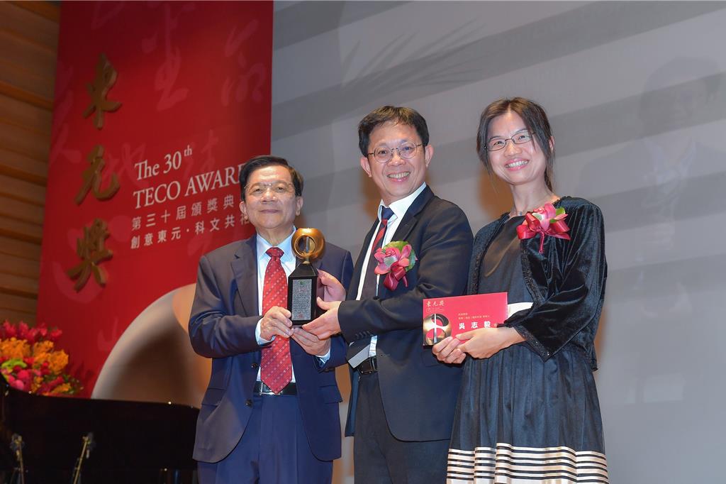 工研院副總暨資深技術(shù)專家吳志毅（中）獲頒第30屆東元獎，工研院董事長李世光（左）和吳志毅夫人（右）也一同祝賀。（工研院提供／羅浚濱新竹傳真）